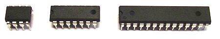 写真1、左からATtiny85、ATtiny84、ATmega328P